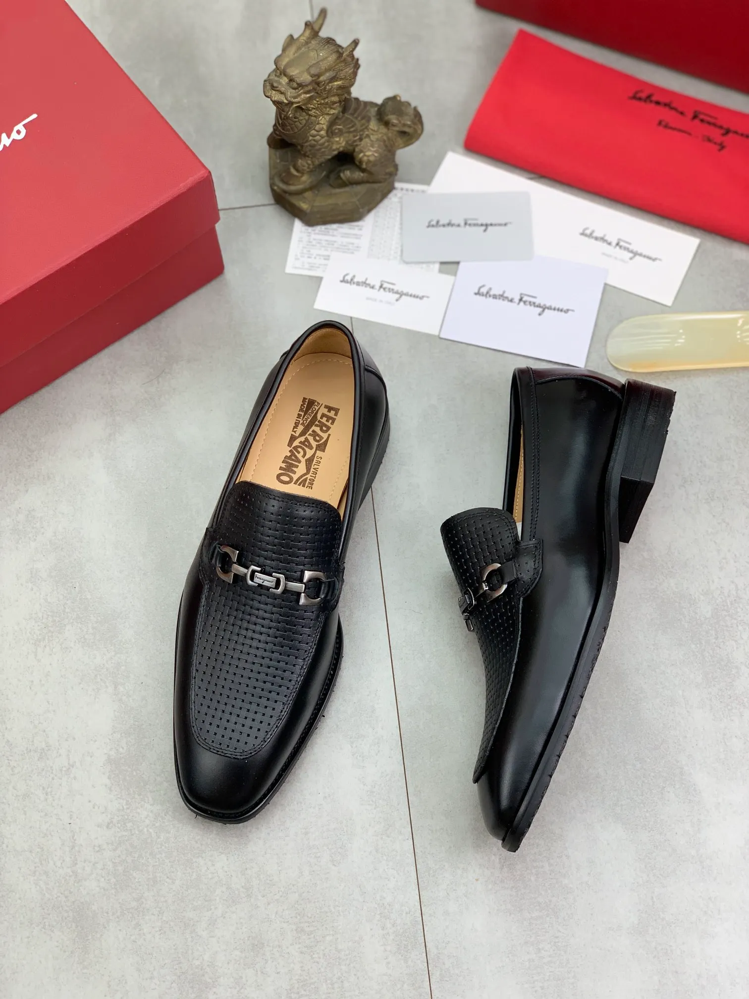 Men's Men's Shoes 💰P460💰[New Style] Water-dyed Niuli 🆘[Salvatore Ferragamo] Ferragamo's latest casual business leather shoes for men! Available at counters simultaneously! The fabric is made of specially imported original pebbled calfskin, and the lining is made of imported water-dyed cowhide. It is absolutely luxurious and leads the fashion trend. Matching code: 38-45 (46 can be customized) Black and brown colors are optional